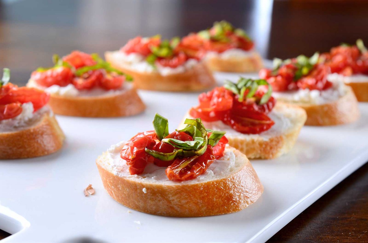 roasted tomato and goat cheese crostini 1200x795